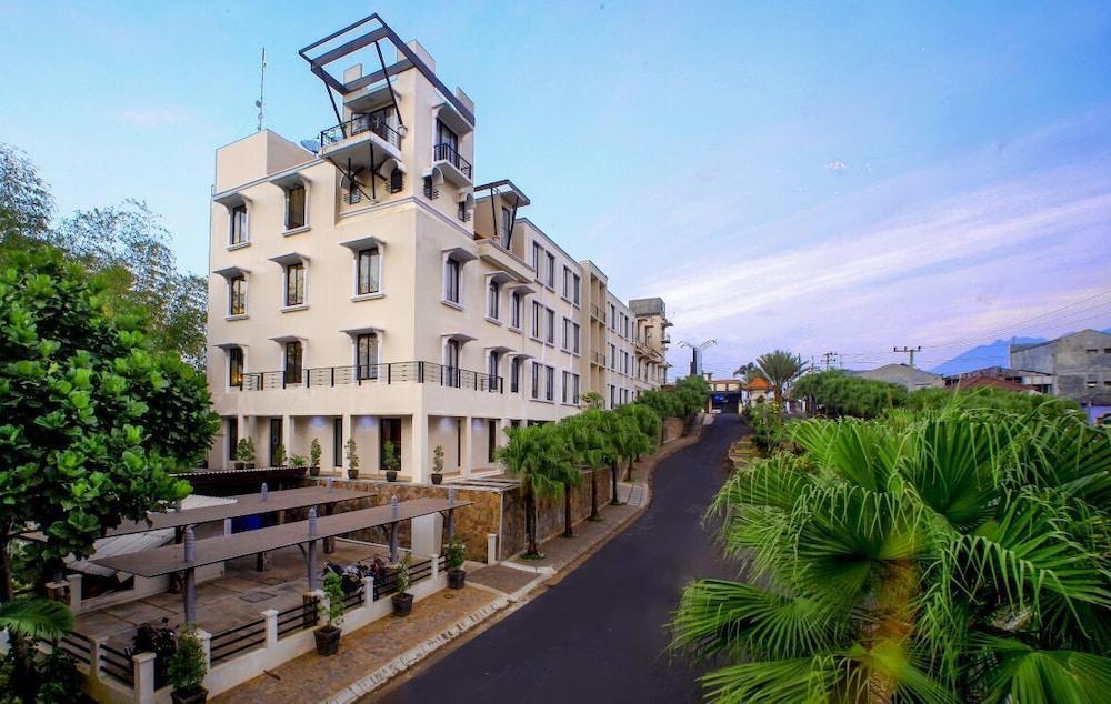 El Hotel Malang Luaran gambar