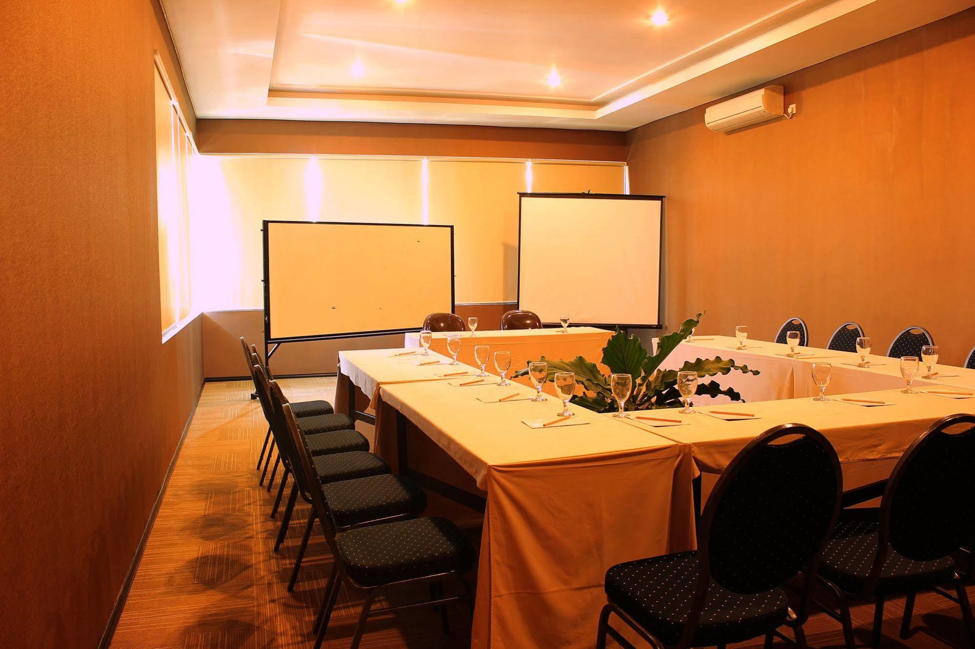 El Hotel Malang Luaran gambar