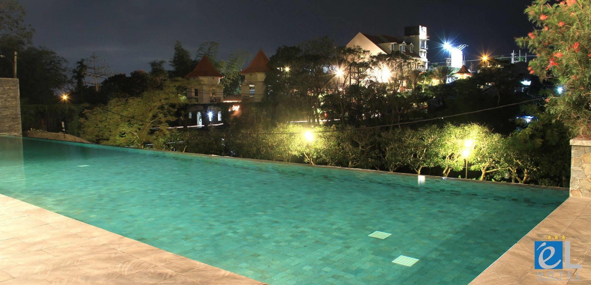 El Hotel Malang Luaran gambar