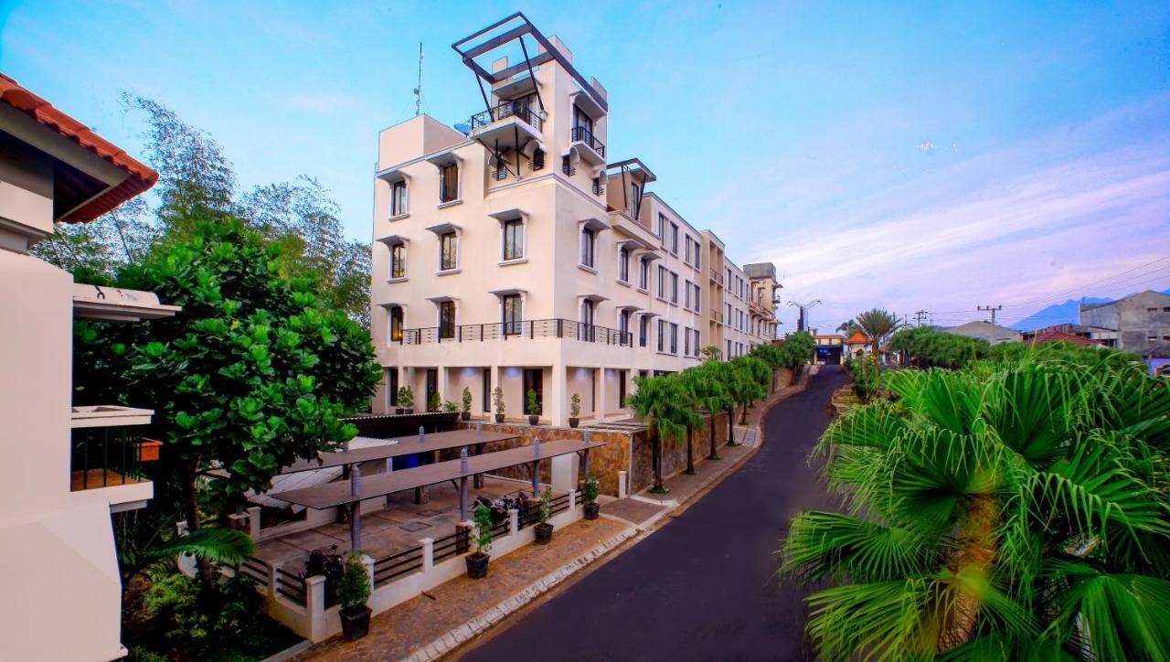 El Hotel Malang Luaran gambar